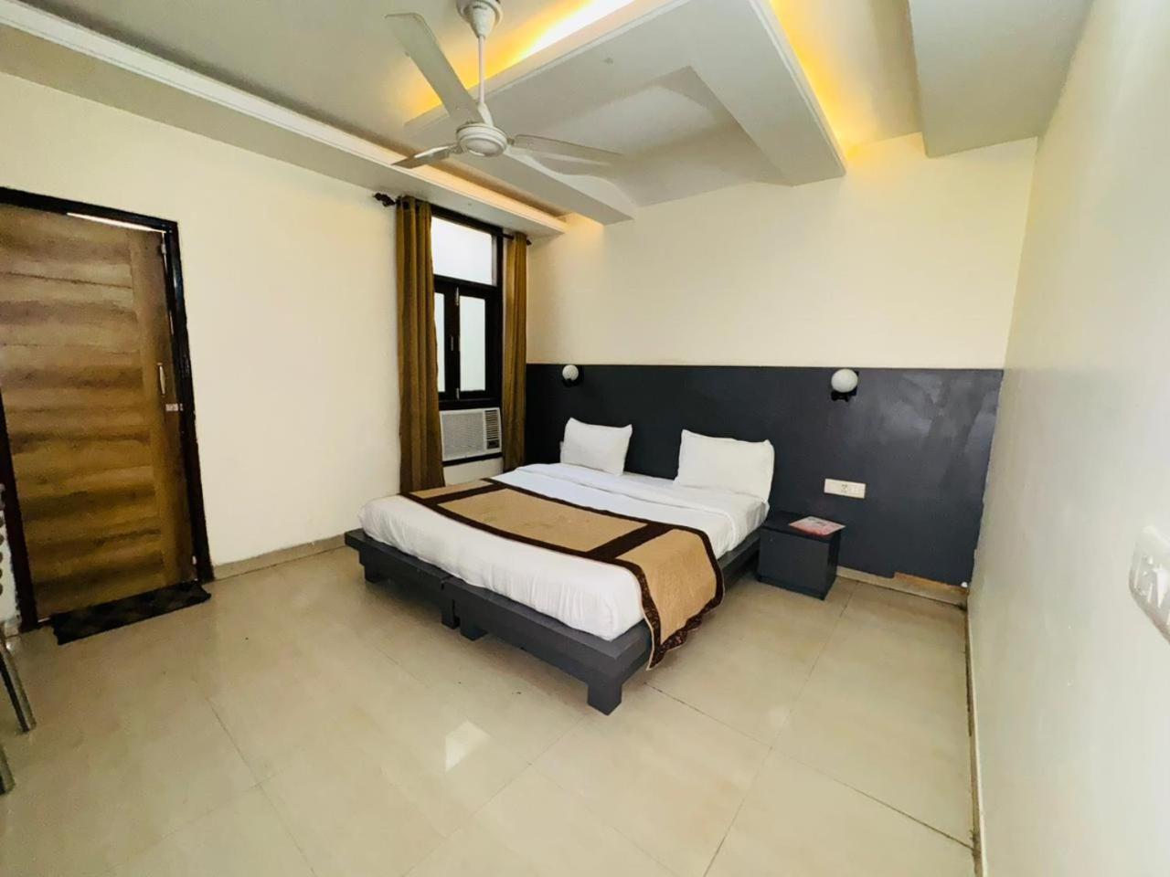 Woodland - Safdarjung Embassy Road * New Delhi